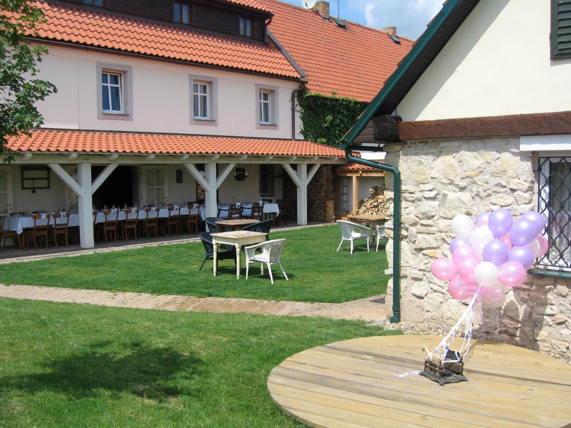 Penzion V polích Malé Číčovice Esterno foto